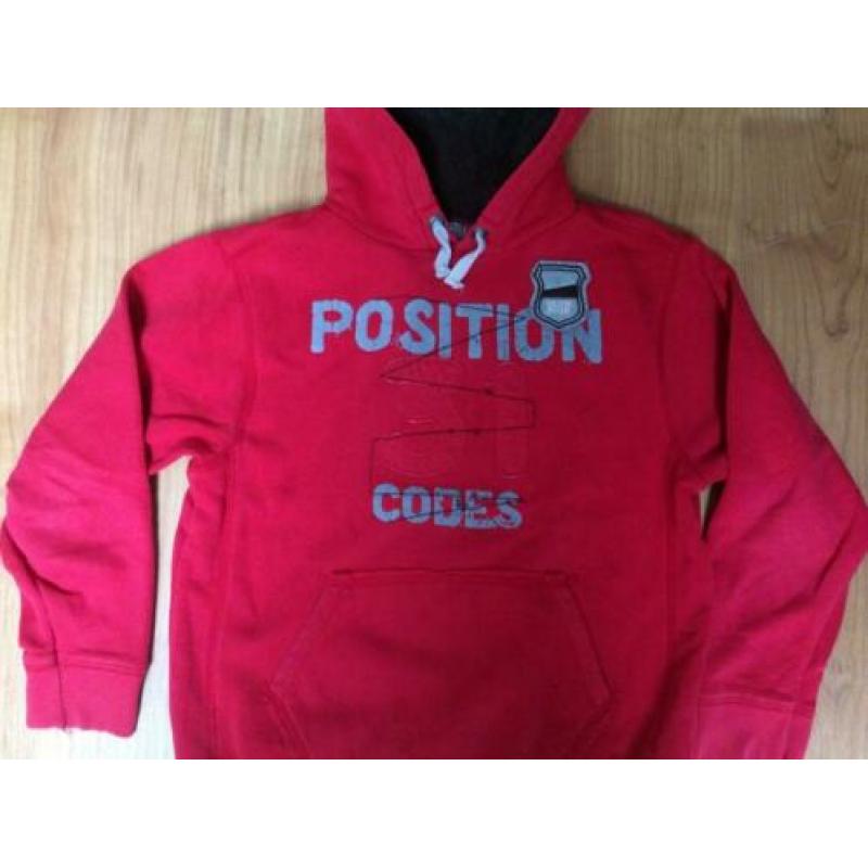 WE stoere rode sweater met opdruk + muts / capuchon 146 152