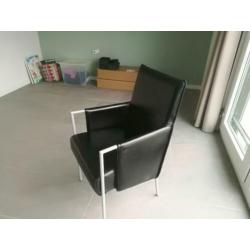 twee zwarte eetkamerstoelen