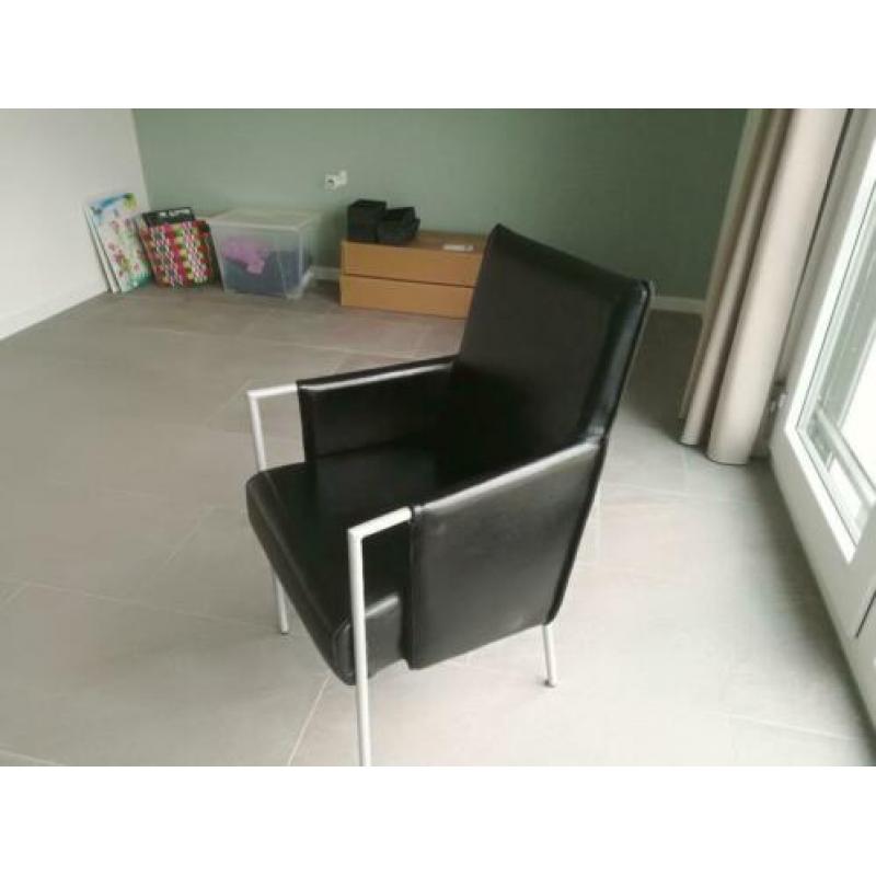 twee zwarte eetkamerstoelen