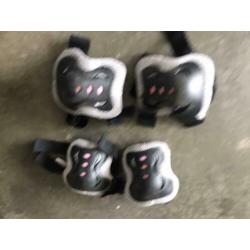 Roze/wit rolschaatsen met knie/scheen/pols-elleboog bescherm