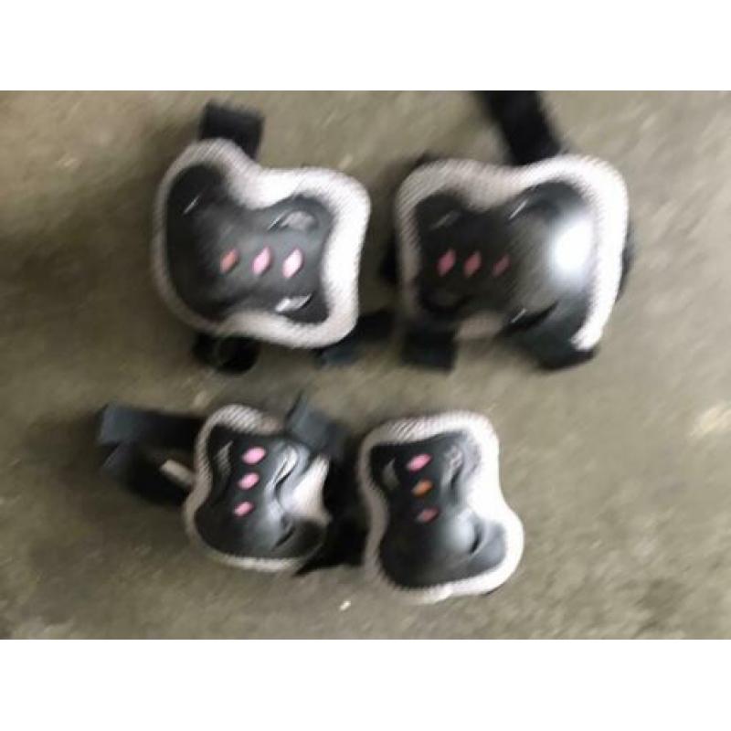 Roze/wit rolschaatsen met knie/scheen/pols-elleboog bescherm