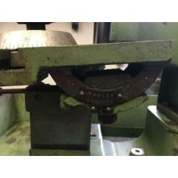 Beitelslijpmachine met diamant schijf.