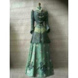 2 x decoratieve beelden met kleding jaren ‘20 -- 17 cm hoog