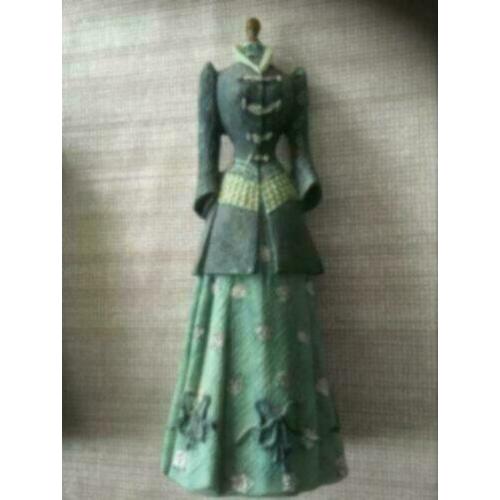 2 x decoratieve beelden met kleding jaren ‘20 -- 17 cm hoog