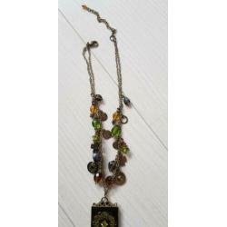Set van ketting en oorbellen met prachtige groene steentjes