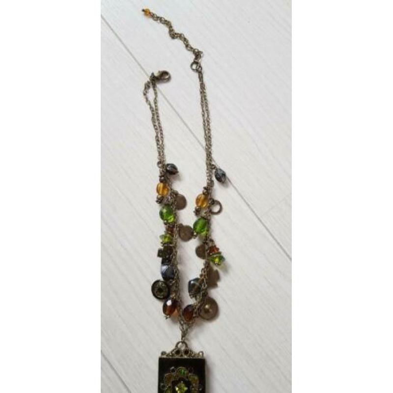 Set van ketting en oorbellen met prachtige groene steentjes
