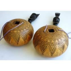 2 bewerkte holle bolletjes uit Sumba met houtsnijwerkje
