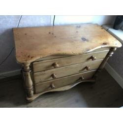 Stoere massief hout antiek ladekast.