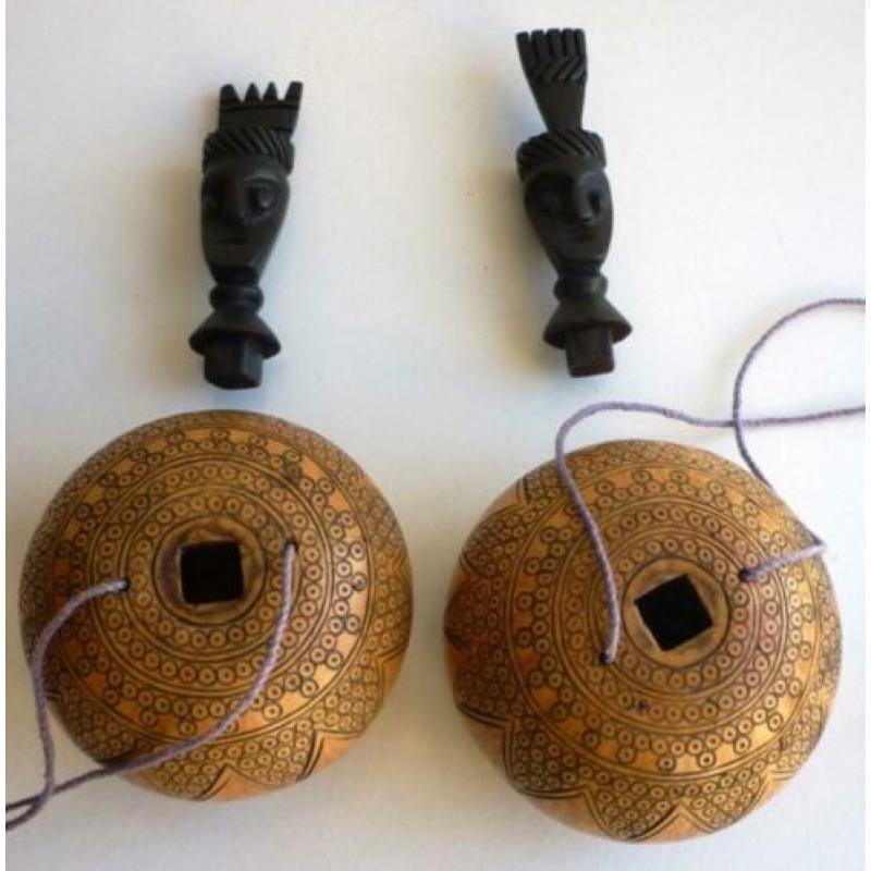 2 bewerkte holle bolletjes uit Sumba met houtsnijwerkje