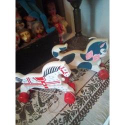 Retro speelgoed op wielentjes/gemerkt.