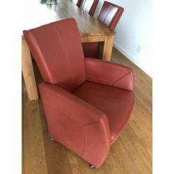 6 (Eetkamer)fauteuils op geremde parketwielen.