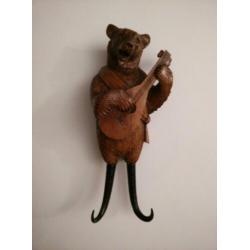 Antiek Houtsnijwerk kapstok beer met mandoline en muziekdoos