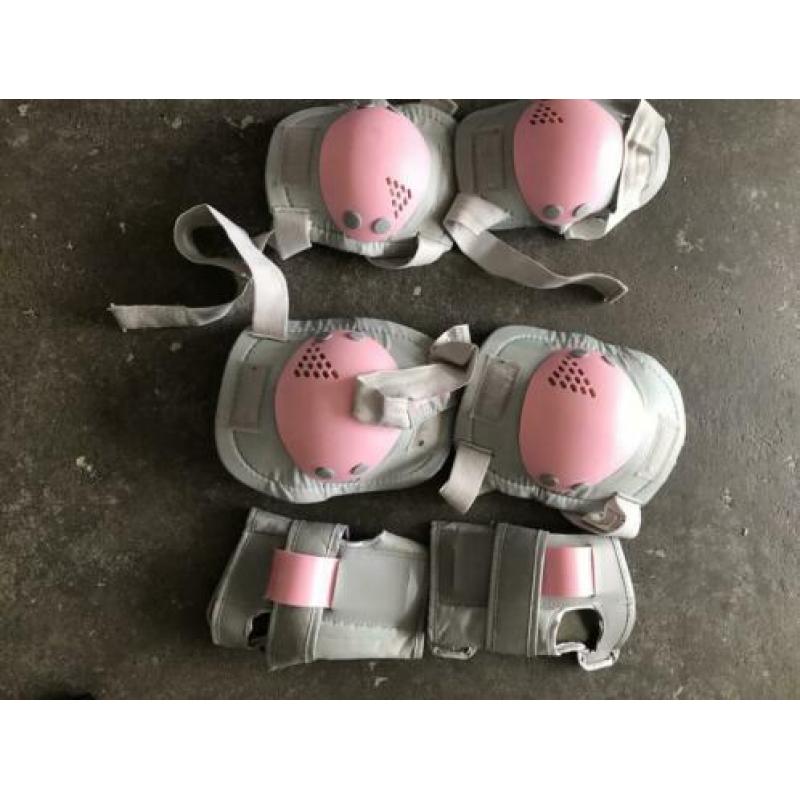 Roze/wit rolschaatsen met knie/scheen/pols-elleboog bescherm