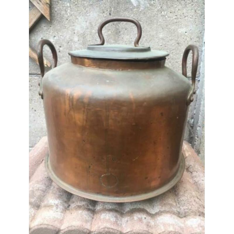 Grote koperen ketel met deksel