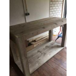 Werkbank van verouderd steigerhout