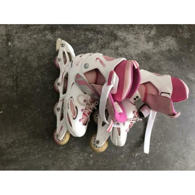 Roze/wit rolschaatsen met knie/scheen/pols-elleboog bescherm