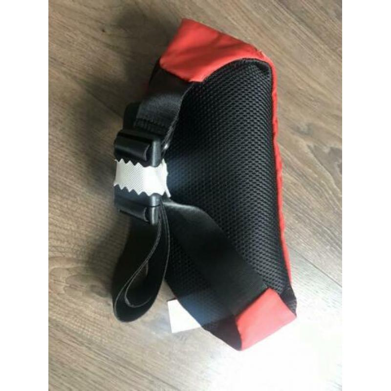 Nieuw benneton heuptasje rood