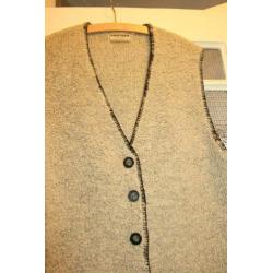 Zacht grijs vest met leuke details
