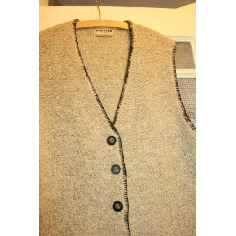 Zacht grijs vest met leuke details