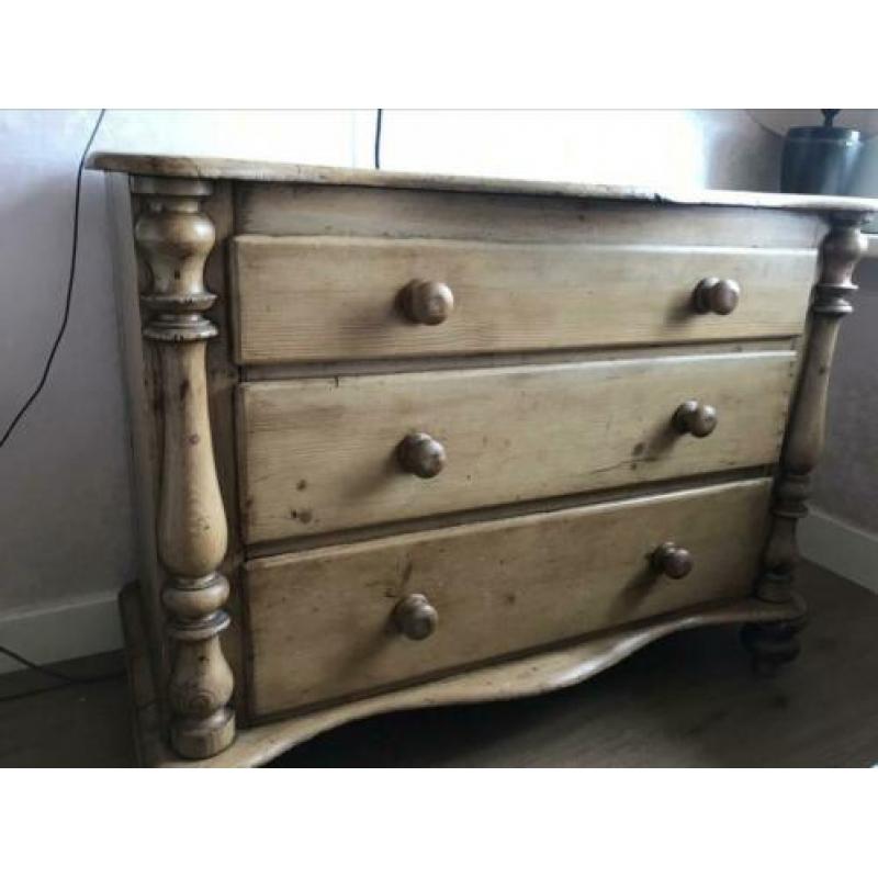 Stoere massief hout antiek ladekast.
