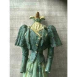 2 x decoratieve beelden met kleding jaren ‘20 -- 17 cm hoog