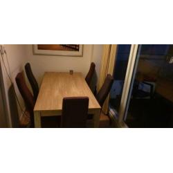 Houten eetafel + 5 stoelen