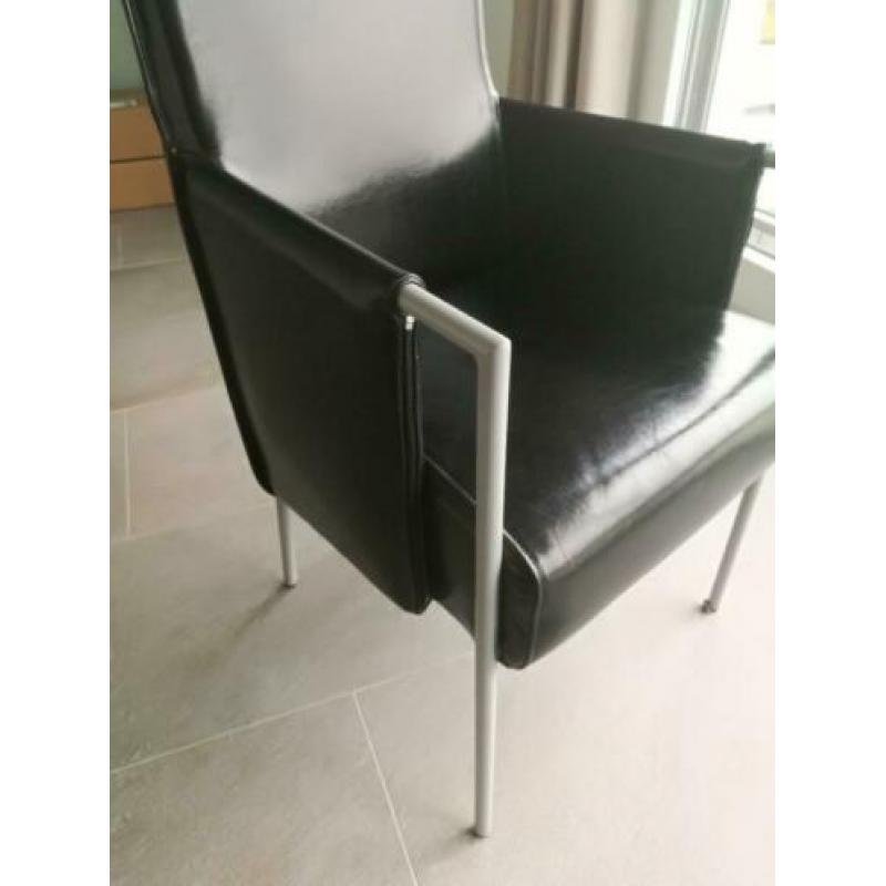 twee zwarte eetkamerstoelen