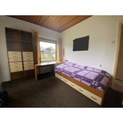 Bed, bureau en kast - complete set slaapkamermeubilair