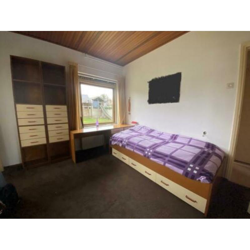 Bed, bureau en kast - complete set slaapkamermeubilair