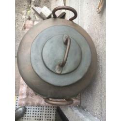 Grote koperen ketel met deksel