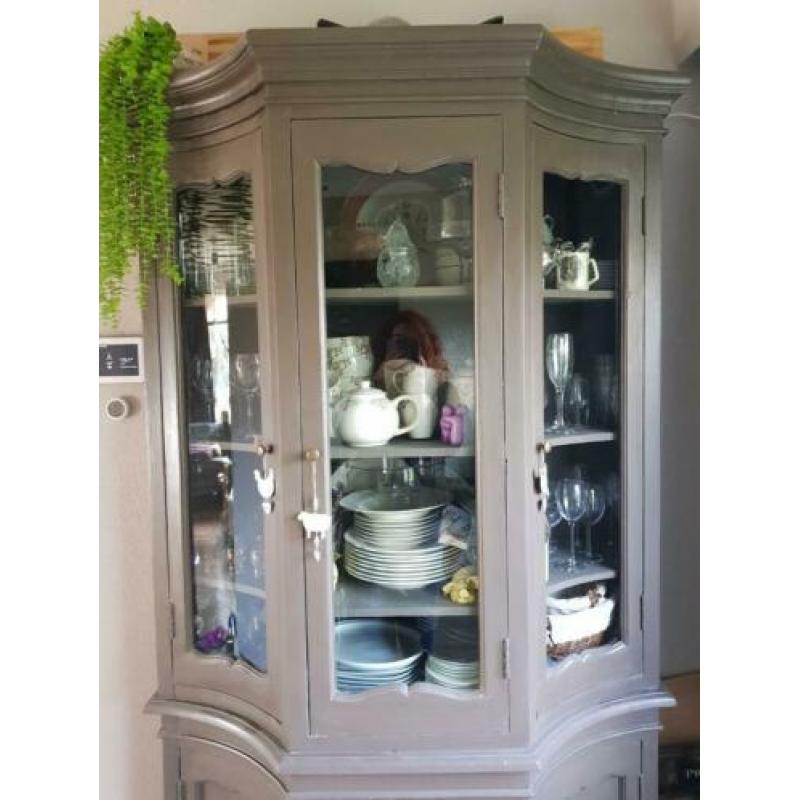 Brocante servieskast in twee delen