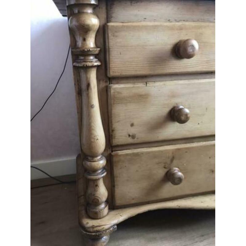 Stoere massief hout antiek ladekast.