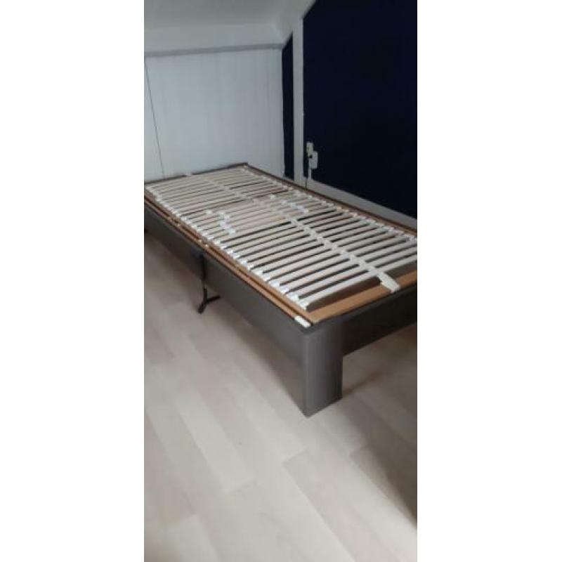 1 persoons bed met electrische lattenbodem.