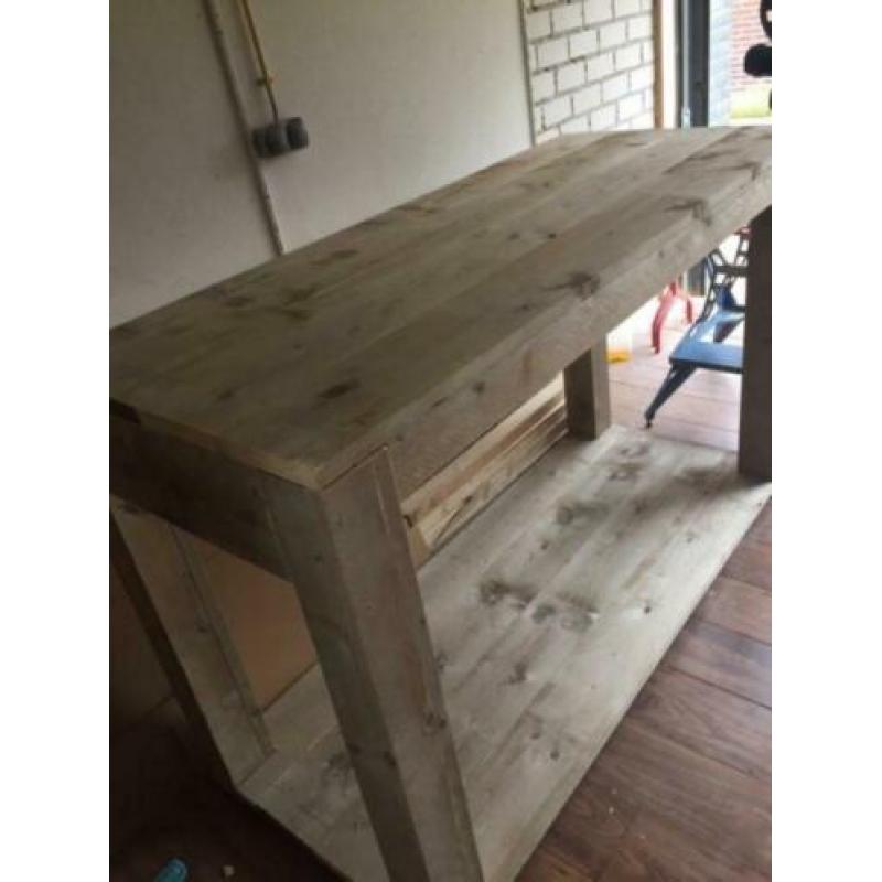 Werkbank van verouderd steigerhout
