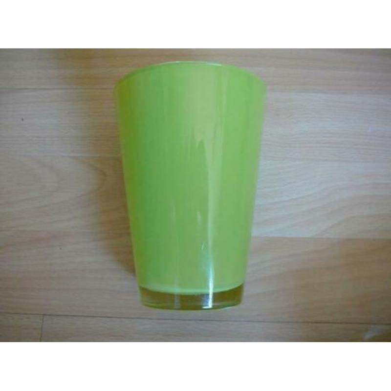 2 groene ronde en 2 vierkante vazen