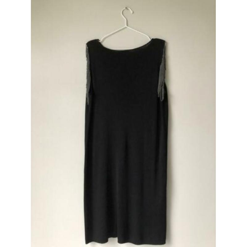 Zwarte jurk Cos met op de schouders metalen kettingen, Large