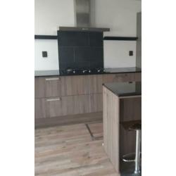 Keuken met kookeiland incl apparatuur en barkrukken