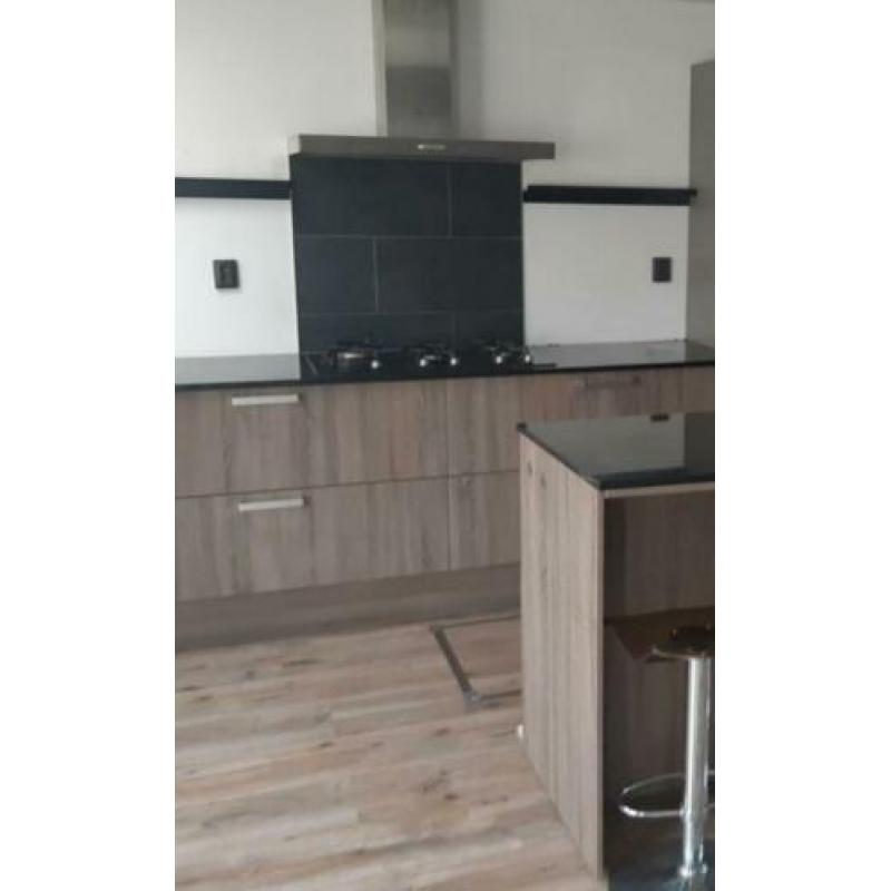Keuken met kookeiland incl apparatuur en barkrukken