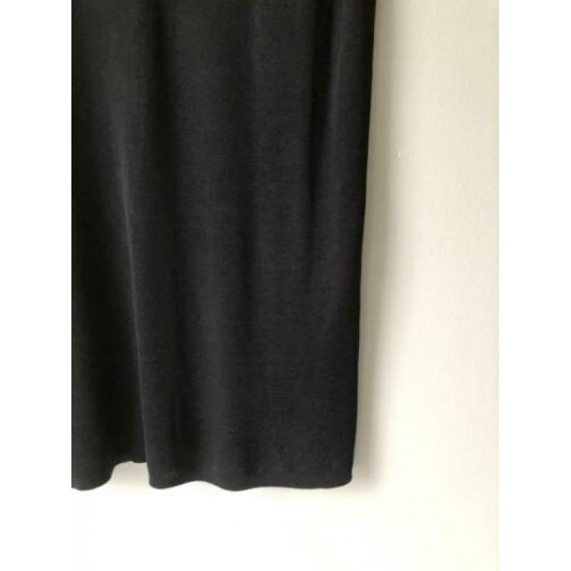 Zwarte jurk Cos met op de schouders metalen kettingen, Large