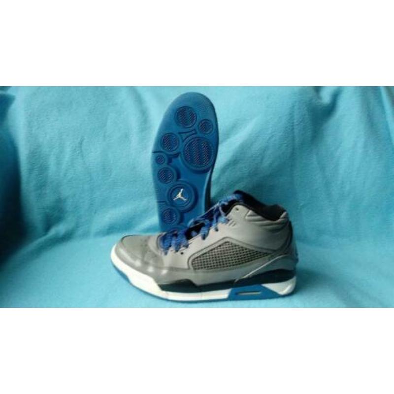 Nike air Jordan Flight maat 43 grijs met blauw gedragen