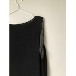 Zwarte jurk Cos met op de schouders metalen kettingen, Large