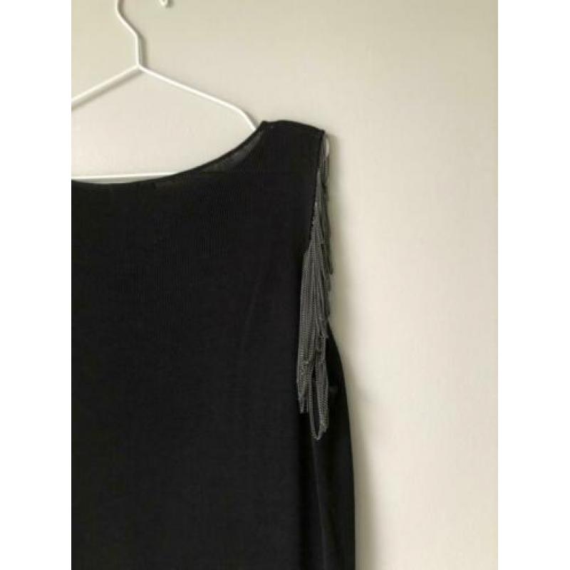 Zwarte jurk Cos met op de schouders metalen kettingen, Large