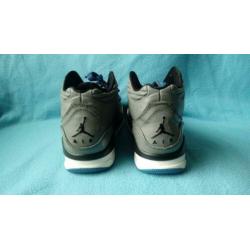 Nike air Jordan Flight maat 43 grijs met blauw gedragen