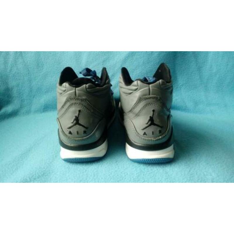 Nike air Jordan Flight maat 43 grijs met blauw gedragen