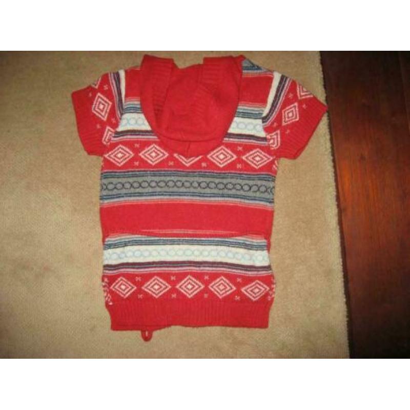 mooi rood vest met korte mouw en capuchon, mt 140/146