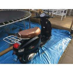 Fraaie scooter Iva 50 zwart