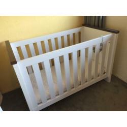 Babykamer kinderkamer TWF ledikant commode matras MOET WEG!