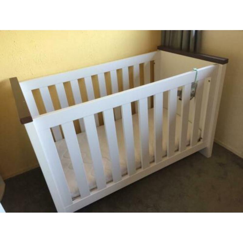 Babykamer kinderkamer TWF ledikant commode matras MOET WEG!