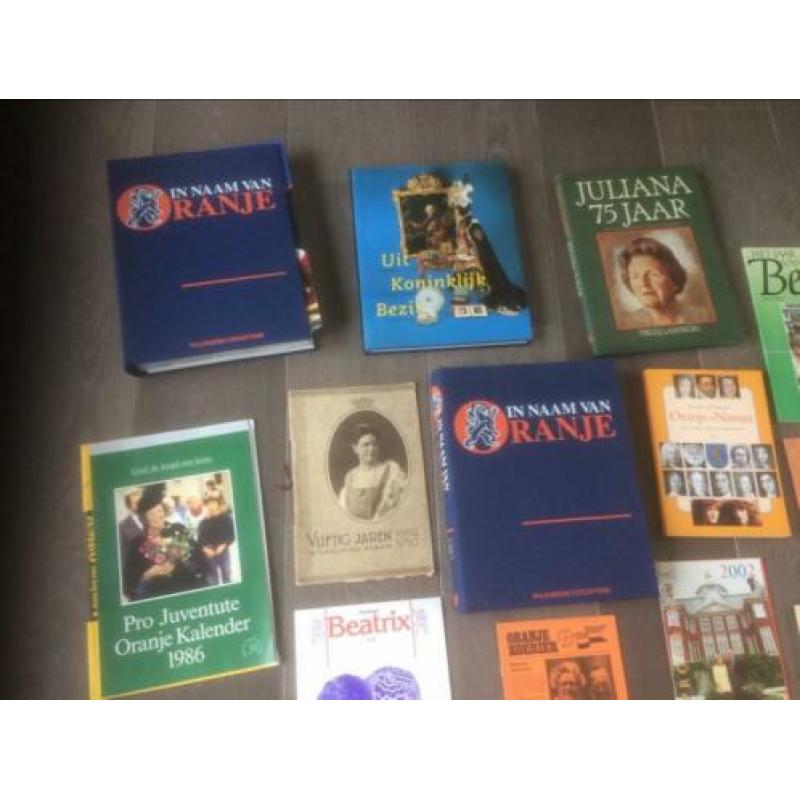 De Oranjes koninklijk familie. Juliana en Beatrix boeken