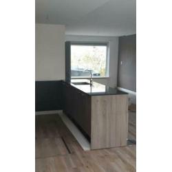 Keuken met kookeiland incl apparatuur en barkrukken